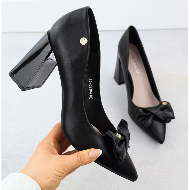 Bombas de mujeres en un poste decorativo con un arco negro Vinceza 62104 1