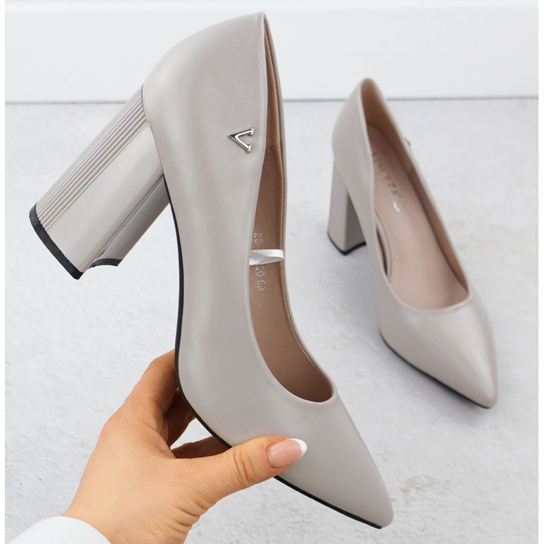 Bombas para mujeres en un pilar gris decorativo Vinceza 62220 1