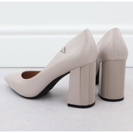 Bombas para mujeres en un pilar gris decorativo Vinceza 62220 3