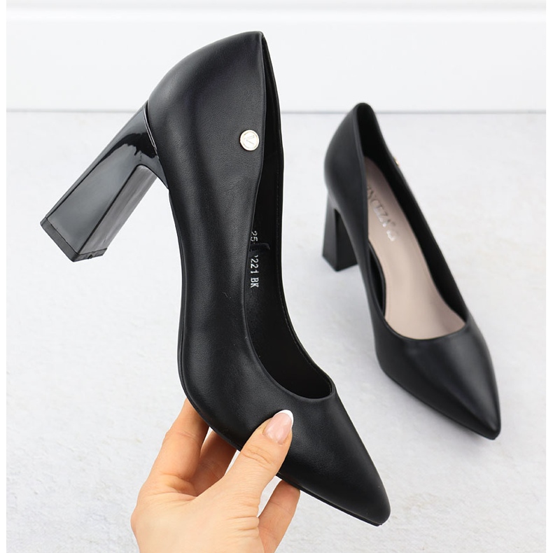 Bombas para mujeres en la publicación decorativa Black Vinceza 62221 negro 1