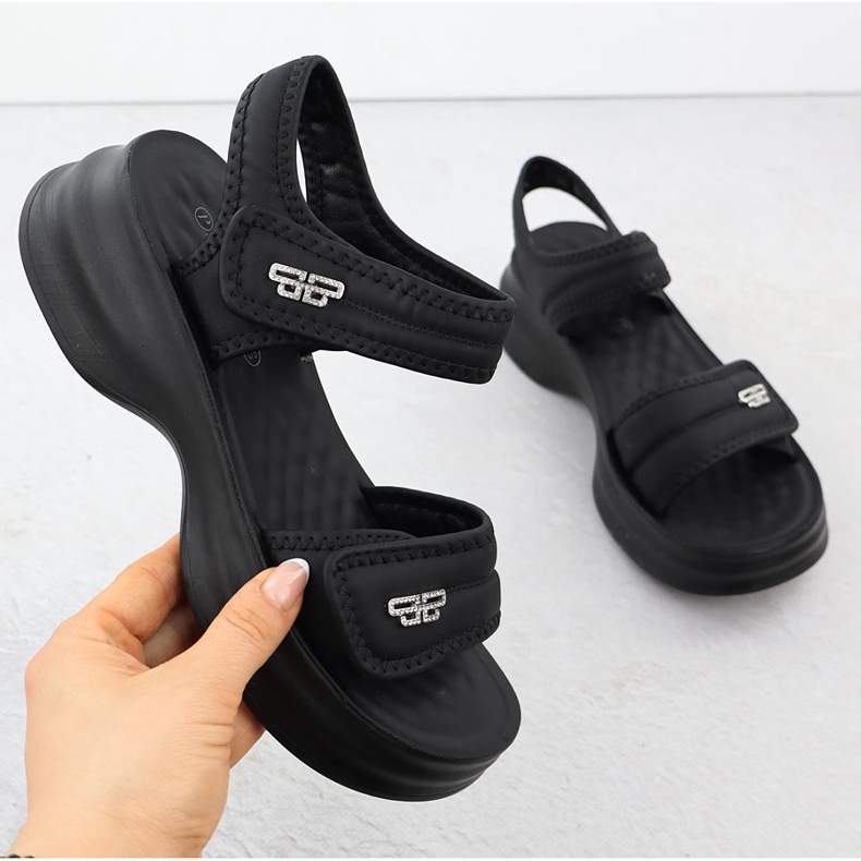 Sandalias para mujeres en una suela gruesa con velcro negro Potocki 105300 1