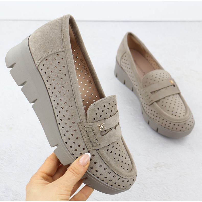 Mocasines para mujeres para una cuña de Openwork caki Potocki 12608 beige 1