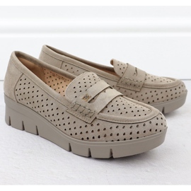 Mocasines para mujeres para una cuña de Openwork caki Potocki 12608 beige 2