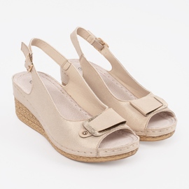 Goodin Sandalias beige en una cuña baja 7