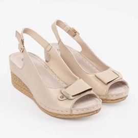 Goodin Sandalias beige en una cuña baja 8