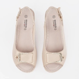 Goodin Sandalias beige en una cuña baja 9