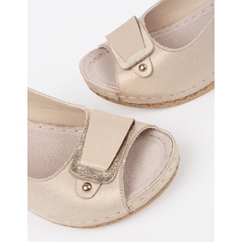 Goodin Sandalias beige en una cuña baja 11