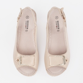 Goodin Sandalias beige en una cuña baja 13