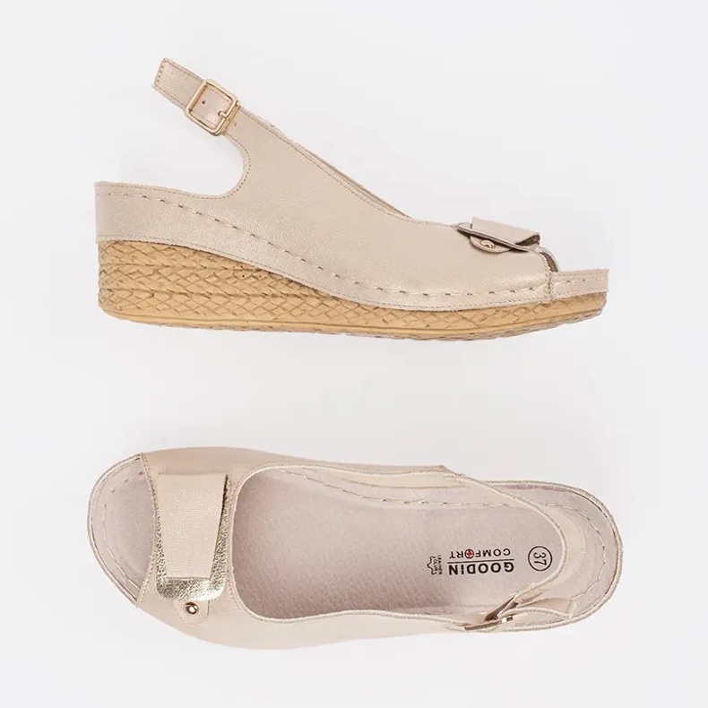 Goodin Sandalias beige en una cuña baja 1 Goodin Sandalias beige en una cuña baja 1
