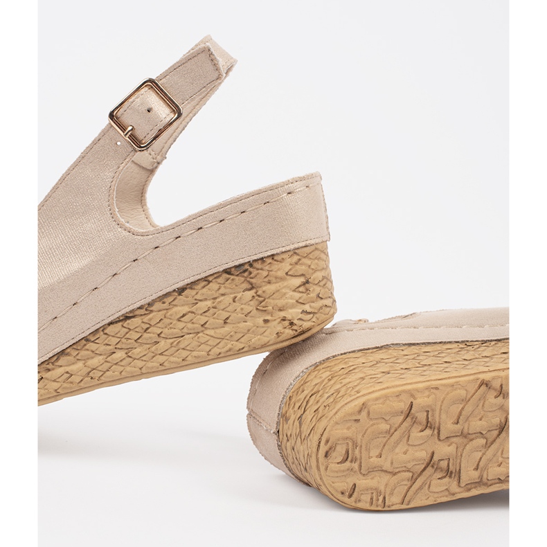 Goodin Sandalias beige en una cuña baja 2 Goodin Sandalias beige en una cuña baja 2