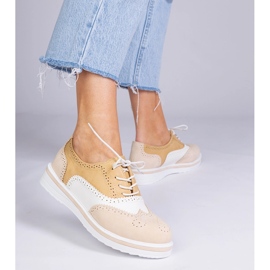 Zapatos beige clásico de oxford 1