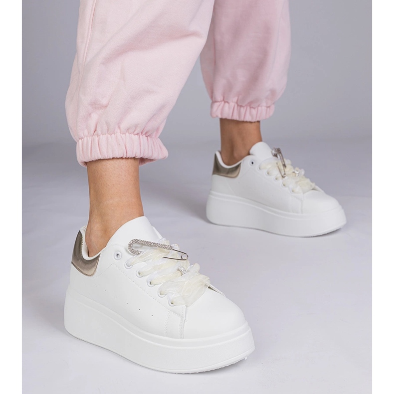 Zapatillas blancas con un inserto dorado y un alfiler de circón blanco 1