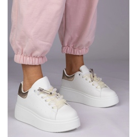 Zapatillas blancas con un inserto dorado y un alfiler de circón blanco 2