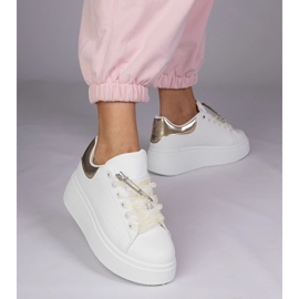 Zapatillas blancas con un inserto dorado y un alfiler de circón blanco 3