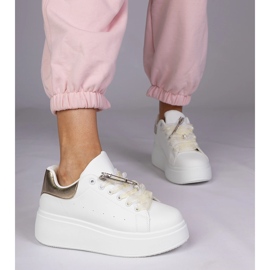 Zapatillas blancas con un inserto dorado y un alfiler de circón blanco 4