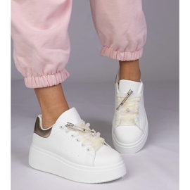 Zapatillas blancas con un inserto dorado y un alfiler de circón blanco 5