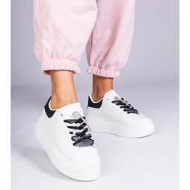 Zapatillas blancas con un inserto negro y un alfiler de circón blanco 1