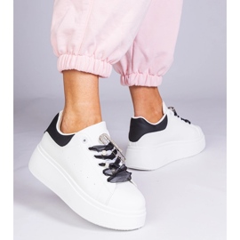 Zapatillas blancas con un inserto negro y un alfiler de circón blanco 2