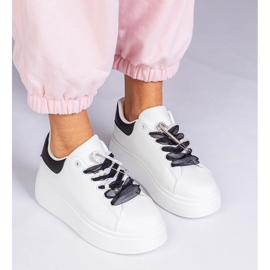 Zapatillas blancas con un inserto negro y un alfiler de circón blanco 4