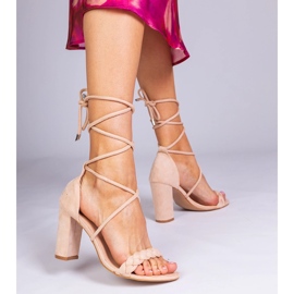 Sandalias beige atadas en el poste 1