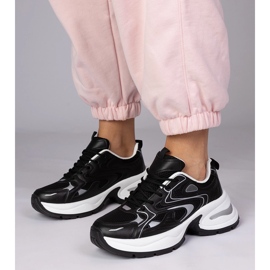 Zapatillas deportivas negras en una suela gruesa negro 2