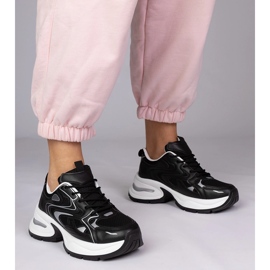 Zapatillas deportivas negras en una suela gruesa negro 1