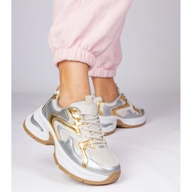 Zapatillas de deporte de deportes dorados en una suela gruesa 1 Zapatillas de deporte de deportes dorados en una suela gruesa 1