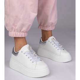 Zapatillas blancas con un inserto plateado y un alfiler con circones blanco 1