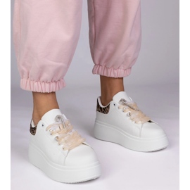 Zapatillas blancas con un inserto de leopardo y un alfiler de circón blanco 1 Zapatillas blancas con un inserto de leopardo y un alfiler de circón blanco 1