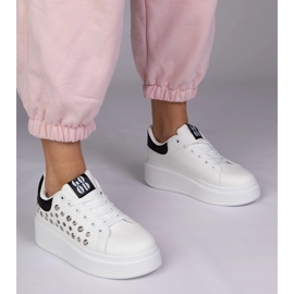 Zapatillas blancas con un inserto negro y tachuelas blanco 1