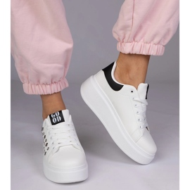 Zapatillas blancas con un inserto negro y tachuelas blanco 2