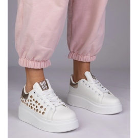 Zapatillas blancas con un inserto dorado y tachuelas blanco 1