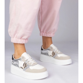 Zapatillas beige con purpurina. 1