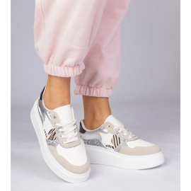 Zapatillas beige con purpurina. 2