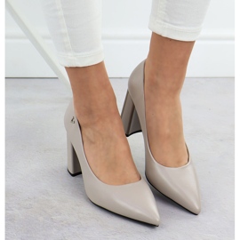 Bombas para mujeres en un pilar gris decorativo Vinceza 62220 7