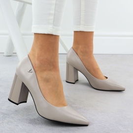 Bombas para mujeres en un pilar gris decorativo Vinceza 62220 6