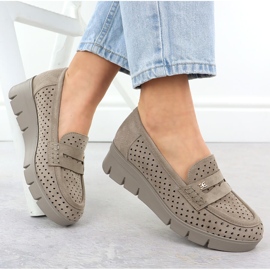 Mocasines para mujeres para una cuña de Openwork caki Potocki 12608 beige 4