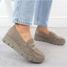 Mocasines para mujeres para una cuña de Openwork caki Potocki 12608 beige 5