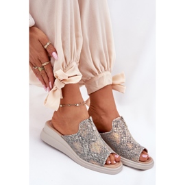 Cuñas de mujeres con cuña con un patrón animal de castillo beige 5