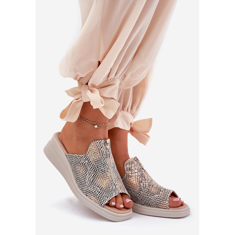 Cuñas de mujeres con cuña con un patrón animal de castillo beige 1 Cuñas de mujeres con cuña con un patrón animal de castillo beige 1