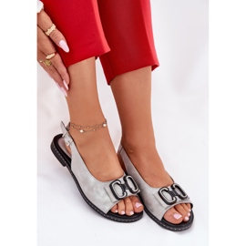 Jezzi Sandalias planas con decoración Eco Leather Plate plata 8