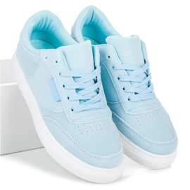 Zapatillas de deporte en la plataforma azul 2