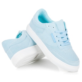 Zapatillas de deporte en la plataforma azul 3