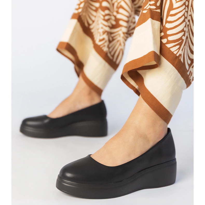 Zapatos negros en la plataforma ecológica 1 Zapatos negros en la plataforma ecológica 1