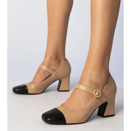 Bombas para mujeres beige con nariz negra 5