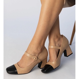 Bombas para mujeres beige con nariz negra 1