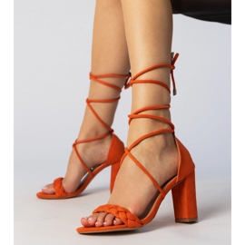Sandalias de naranja en el poste 1