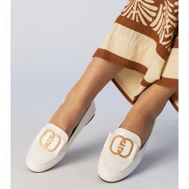 Mocasines de mujeres blancas con una decoración dorada blanco 1 Mocasines de mujeres blancas con una decoración dorada blanco 1