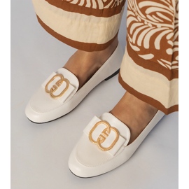 Mocasines de mujeres blancas con una decoración dorada blanco 4