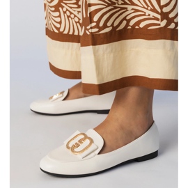 Mocasines de mujeres blancas con una decoración dorada blanco 2